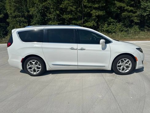 Used 2018 Chrysler Pacifica Touring-L w/ Tire & Wheel Group FWD image 3