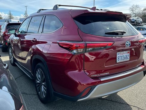 Used 2021 Toyota Highlander Platinum image 4