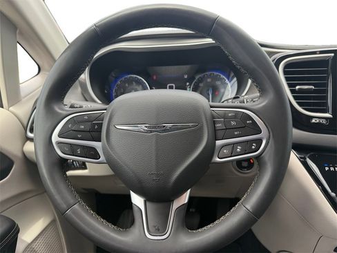 Certified 2023 Chrysler Pacifica Touring-L image 11