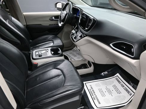 Used 2022 Chrysler Pacifica Touring-L FWD image 38