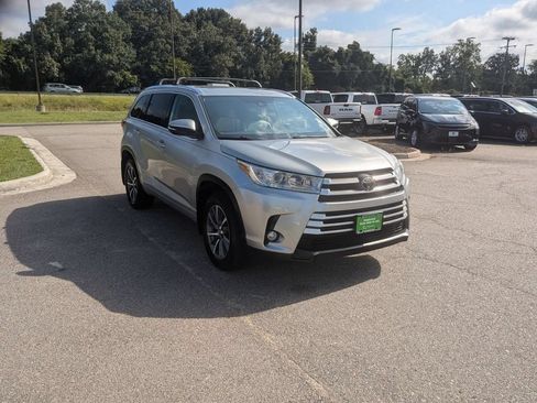 Used 2018 Toyota Highlander XLE w/ Carpet Mat Package (TMS) AWD/4WD image 7