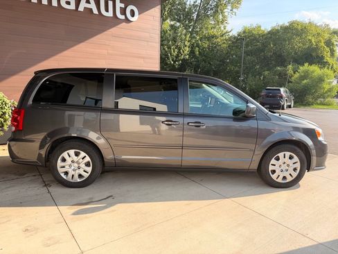 Used 2017 Dodge Grand Caravan SE FWD image 8