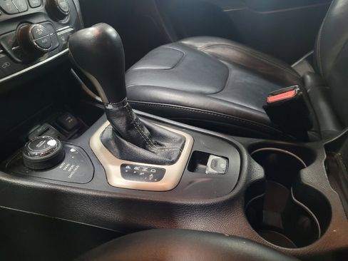 Used 2016 Jeep Cherokee Limited w/ Luxury Group AWD/4WD image 26
