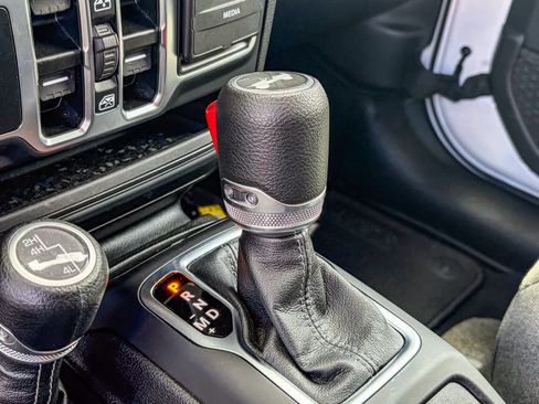 Used 2025 Jeep Wrangler Sahara image 18