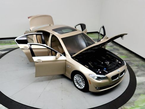 Used 2011 BMW 535i xDrive Sedan image 38