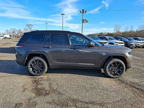 New 2025 Jeep Grand Cherokee Limited w/ Trailer Tow Package AWD/4WD image 9