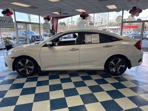 Used 2018 Honda Civic Touring image 4