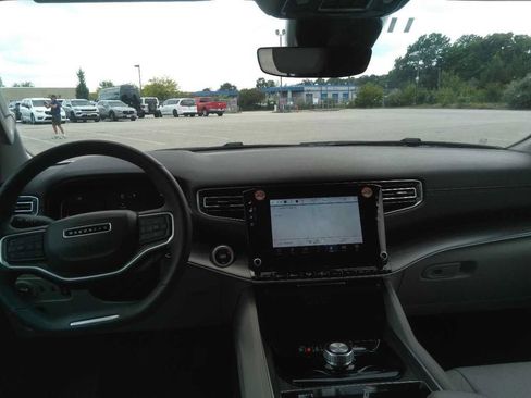 Used 2024 Jeep Wagoneer L Series II RWD image 8