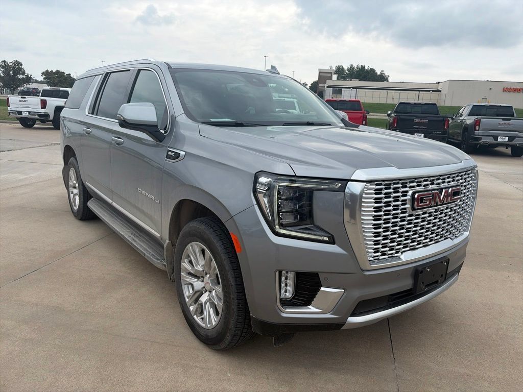 Used 2024 GMC Yukon XL Denali AWD/4WD image 5