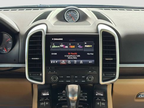 Used 2017 Porsche Cayenne w/ Premium Package AWD/4WD image 23
