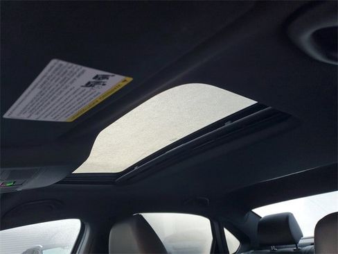 Certified 2022 Volkswagen Passat 2.0T R-Line image 28