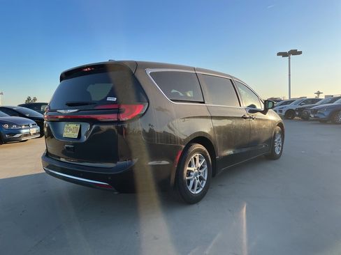 Used 2023 Chrysler Pacifica Touring-L image 2