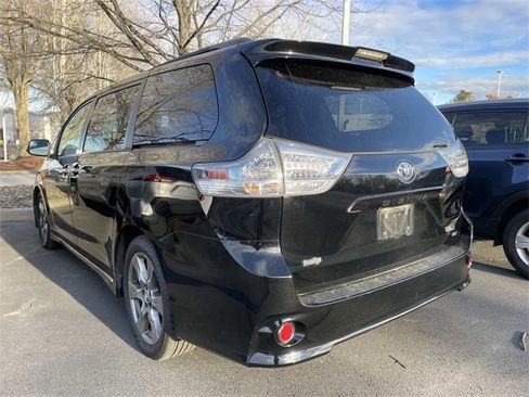 Used 2018 Toyota Sienna SE image 2