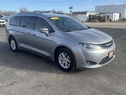 Used 2020 Chrysler Pacifica Touring-L image 6