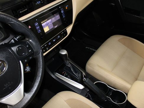 Used 2018 Toyota Corolla LE FWD image 16