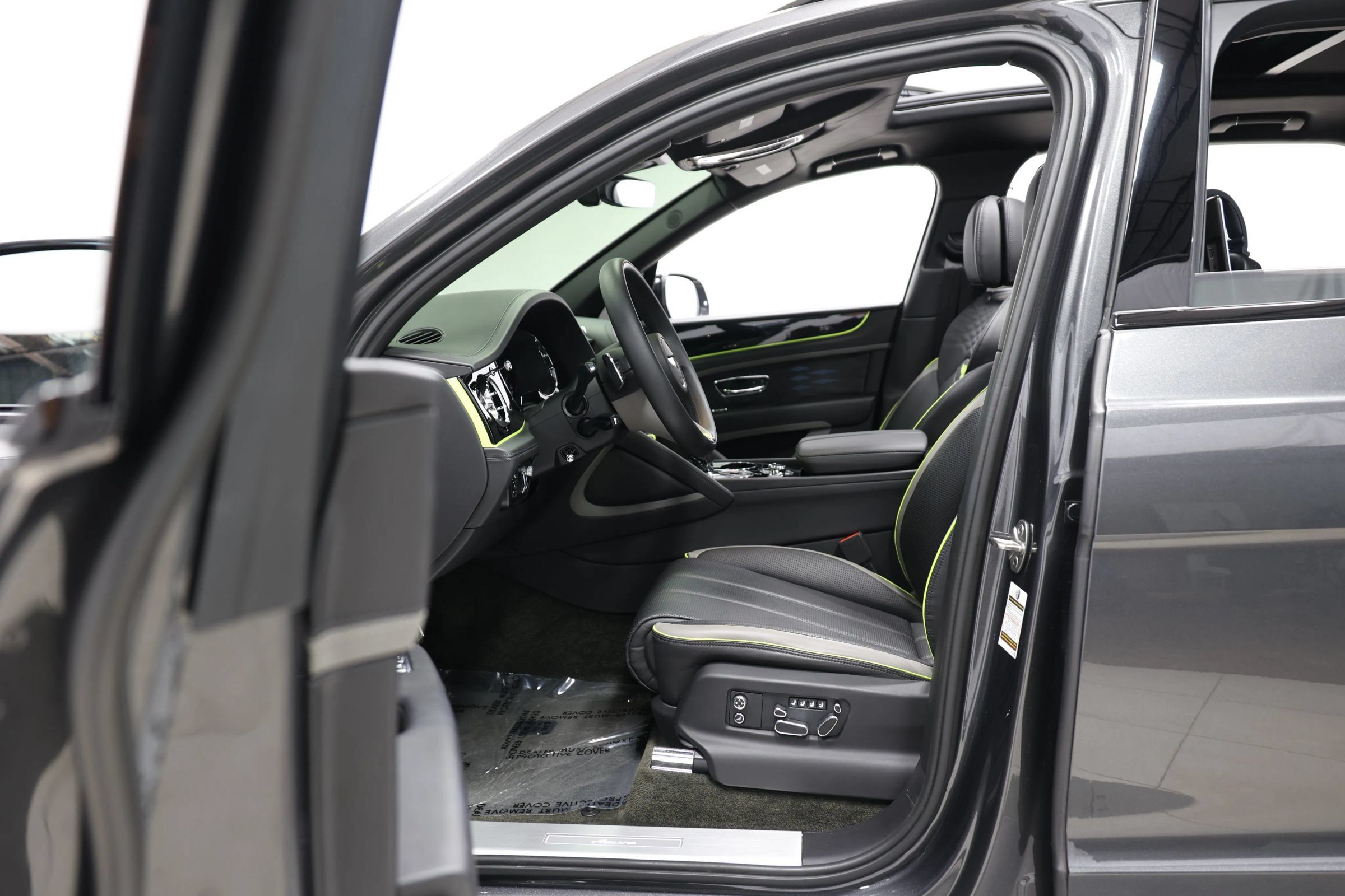 Used 2023 Bentley Bentayga Extended Wheelbase AWD/4WD image 17