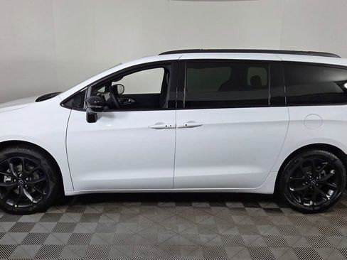 New 2026 Chrysler Pacifica Limited w/ S Appearance Package image 4