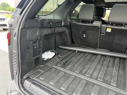 Certified 2025 Land Rover Discovery S AWD/4WD image 39