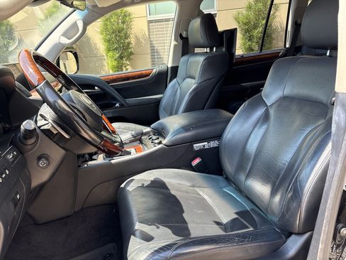 Used 2017 Lexus LX 570 4WD w/ Luxury Package image 16