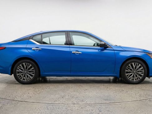 Used 2025 Nissan Altima 2.5 SV image 11