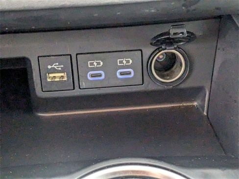 Used 2023 Toyota Highlander XLE image 22