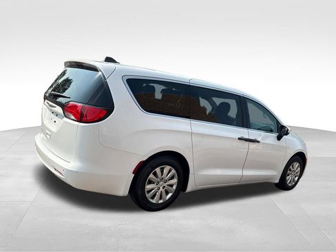 Used 2020 Chrysler Voyager L FWD image 10