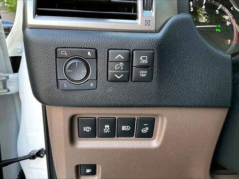Used 2022 Lexus GX 460 Luxury w/ Sport Design Package AWD/4WD image 29