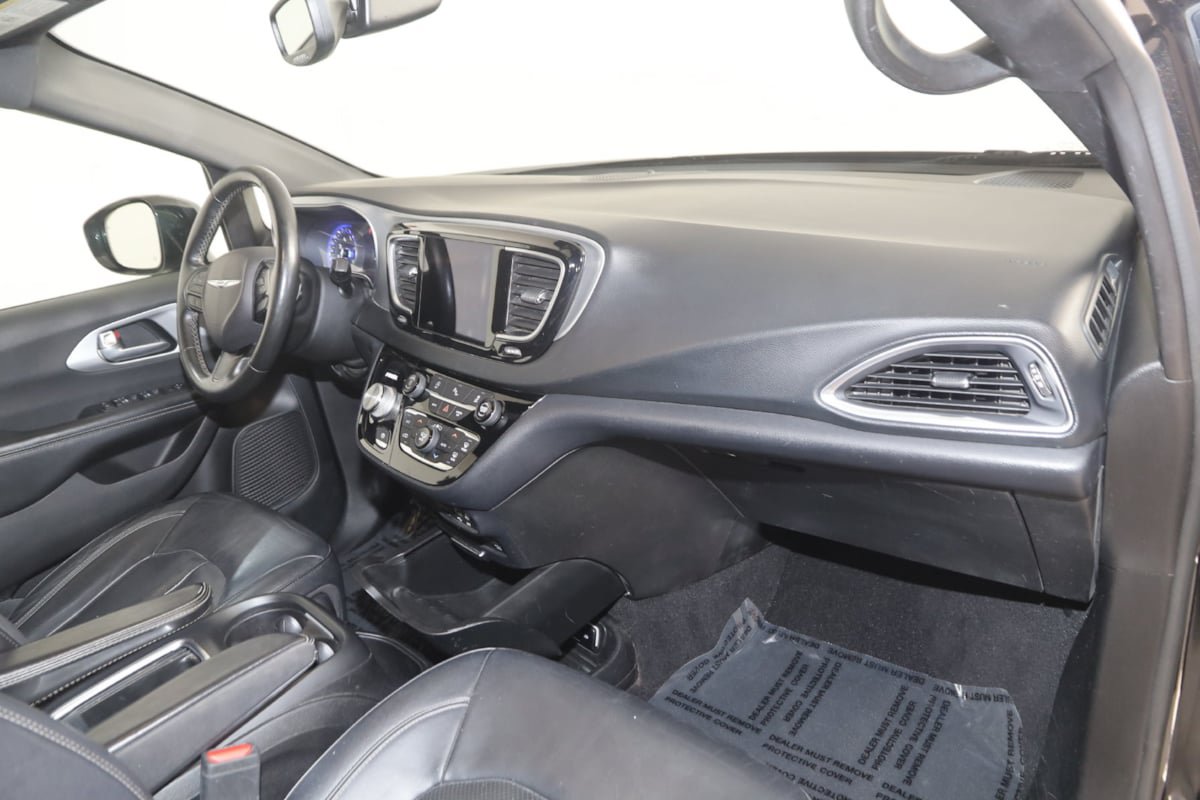 Used 2019 Chrysler Pacifica Touring-L Plus w/ S Appearance Package FWD image 33