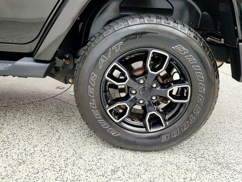 Used 2018 Jeep Wrangler Unlimited Sahara AWD/4WD image 9