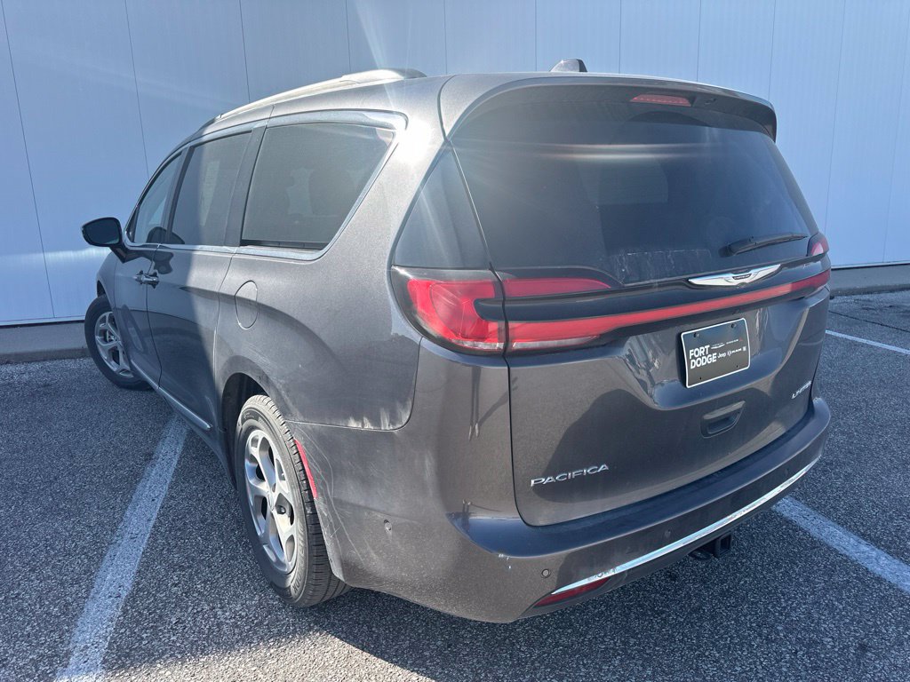 Used 2023 Chrysler Pacifica Limited w/ Uconnect Theater Family Group FWD image 5