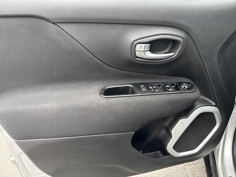 Used 2020 Jeep Renegade Latitude w/ Cold Weather Group AWD/4WD image 15