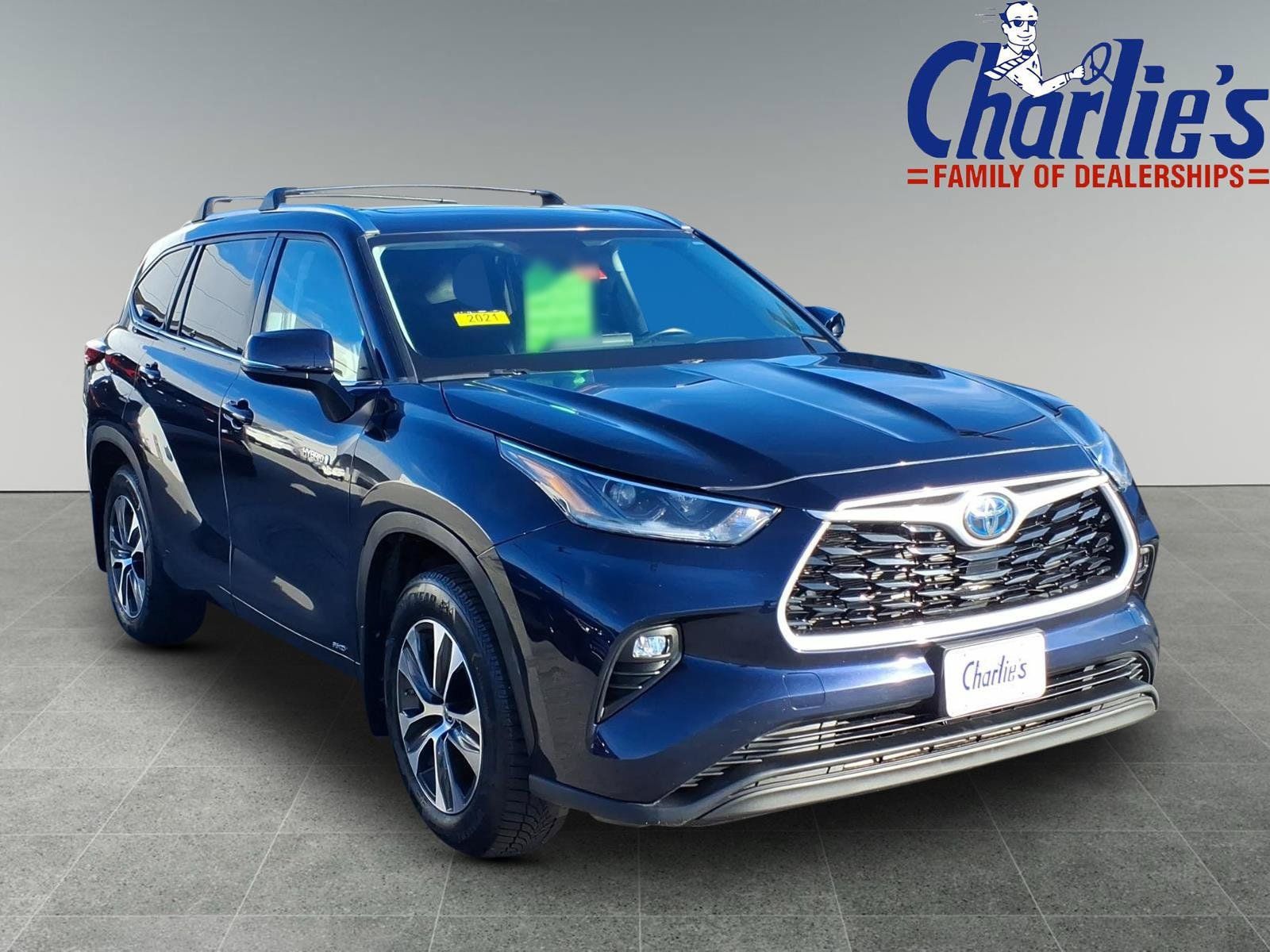 Used 2021 Toyota Highlander XLE AWD/4WD image 3
