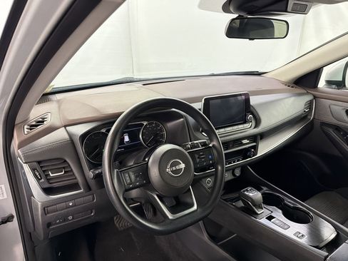 Used 2023 Nissan Rogue SV image 4