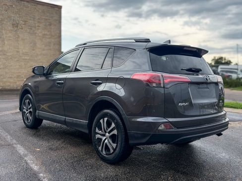 Used 2018 Toyota RAV4 LE FWD image 5