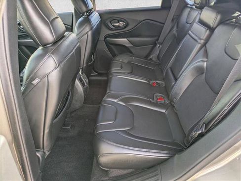 Used 2019 Jeep Cherokee Latitude Plus w/ Comfort/Convenience Group image 18