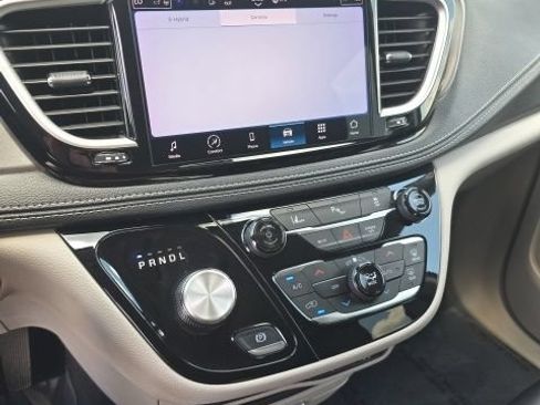 Used 2023 Chrysler Pacifica Touring-L FWD image 18