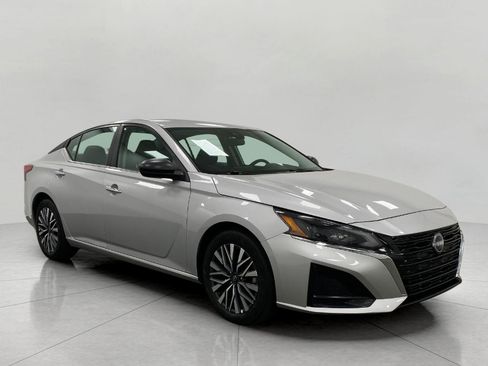 Certified 2025 Nissan Altima 2.5 SV FWD image 1
