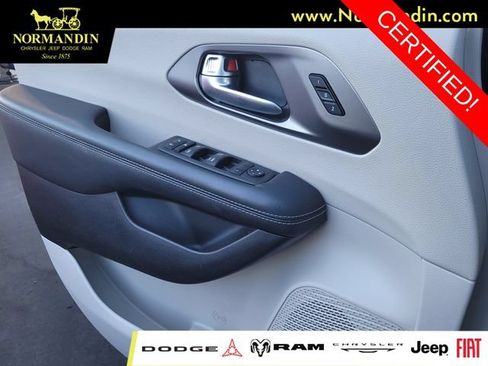 Certified 2023 Chrysler Pacifica Touring-L FWD image 14