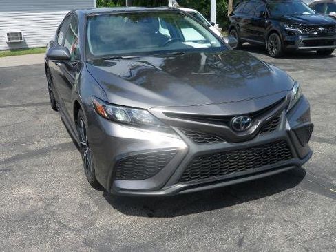 Used 2022 Toyota Camry SE image 2