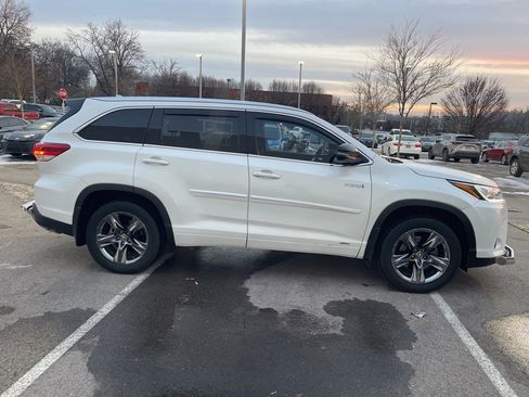 Used 2018 Toyota Highlander Limited Platinum image 3