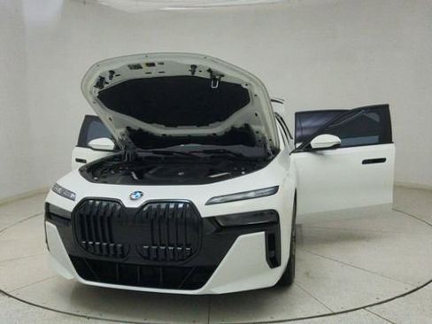 Used 2023 BMW 740i w/ Executive Package image 78