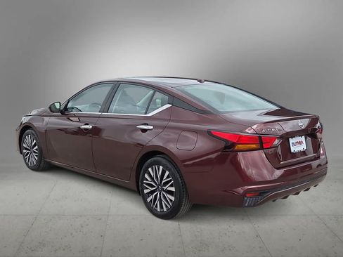 Used 2024 Nissan Altima 2.5 SV FWD image 5