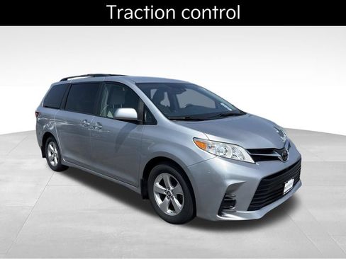 Used 2019 Toyota Sienna LE FWD image 3