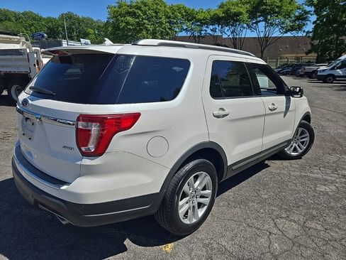 Used 2018 Ford Explorer XLT w/ Equipment Group 202A AWD/4WD image 4