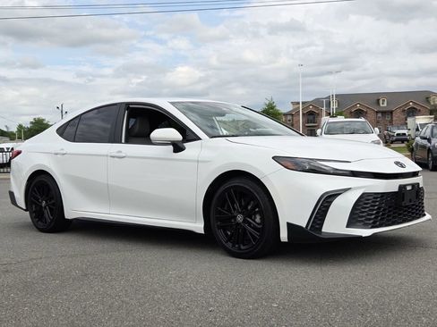 Used 2025 Toyota Camry SE w/ Convenience Package FWD image 7