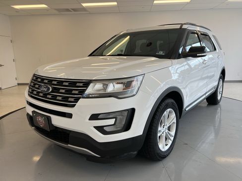 Used 2017 Ford Explorer XLT image 3