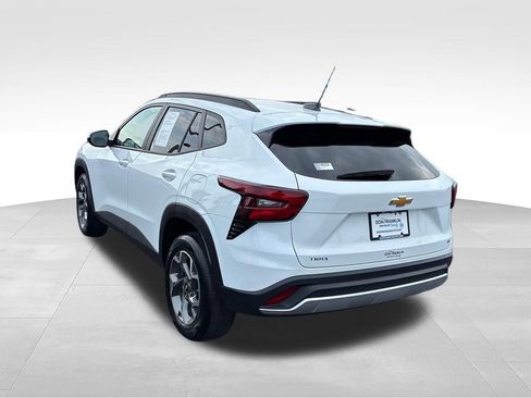Used 2025 Chevrolet Trax LT w/ Sunroof Package FWD image 3