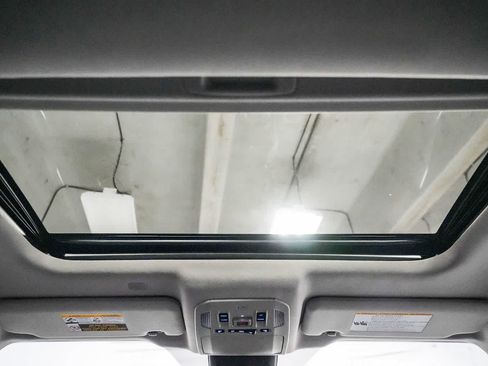 Used 2022 Toyota Highlander XLE AWD/4WD image 16
