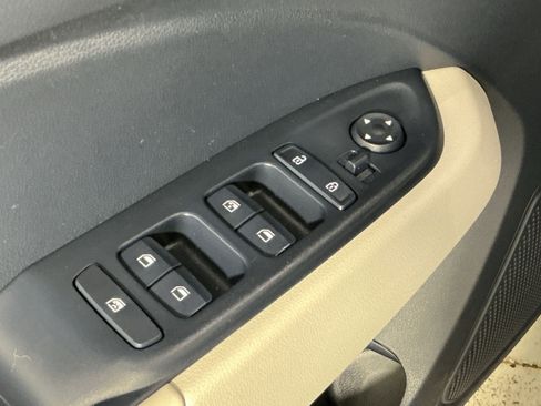 Used 2024 Hyundai Venue Limited FWD image 16