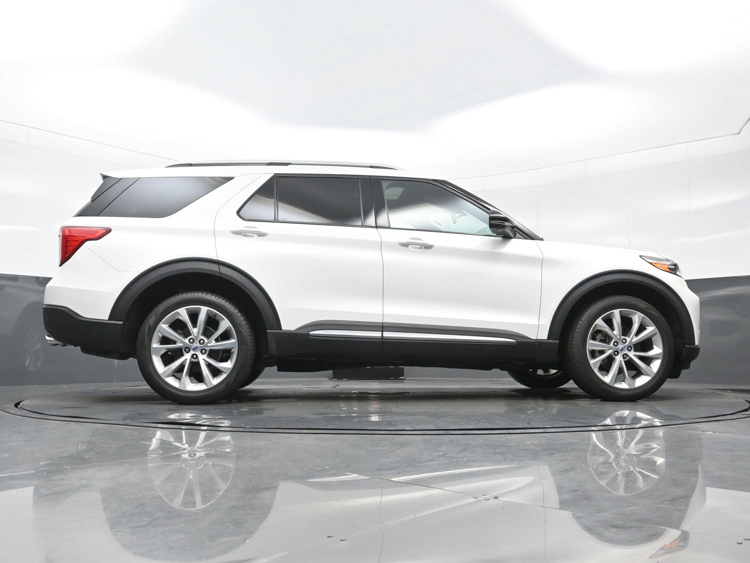 Used 2023 Ford Explorer Platinum w/ Technology Package AWD/4WD image 34